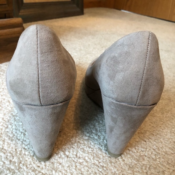Women’s Size 8 Taupe Suede Wedges - Picture 2 of 10